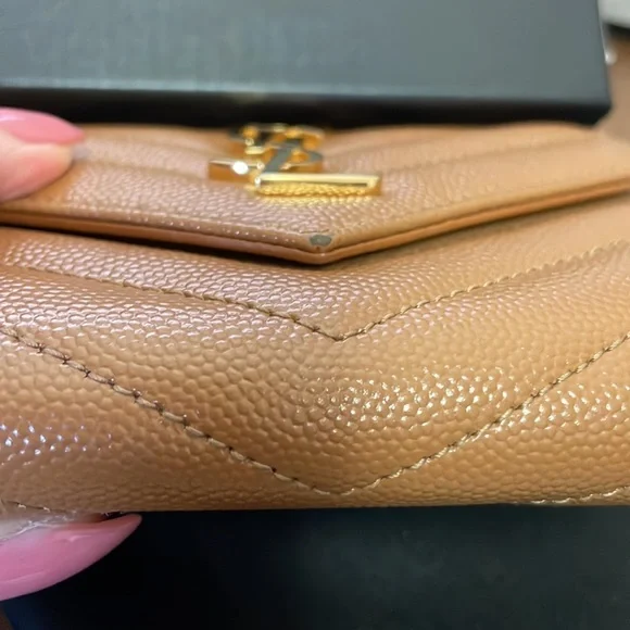 SAINT LAURENT 🤎 MONOGRAMME SMALL TRIFOLD WALLET GRAIN - Picture 4 of 7